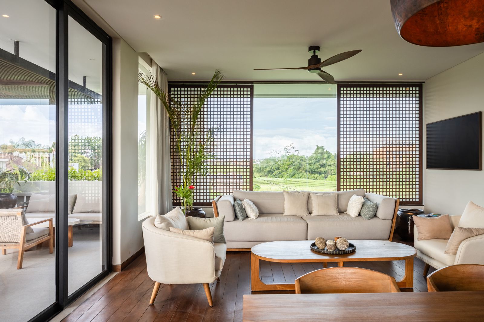 CHARMING CONTEMPORARY FLAIR VILLA